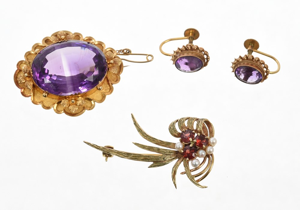 Victorian amethyst brooch with a large oval mixed cut amethyst measuring approximately 24mm x 18mm,