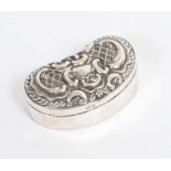 Edwardian snuff box of kidney form,