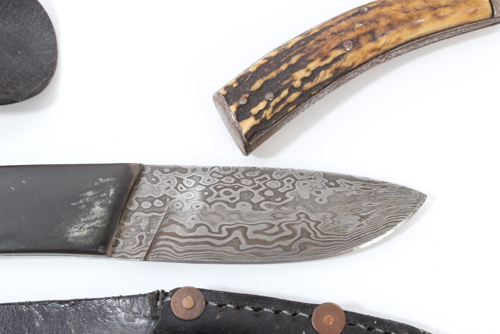 Good quality contemporary hunting knife with watered steel blade and horn grip, - Image 2 of 3