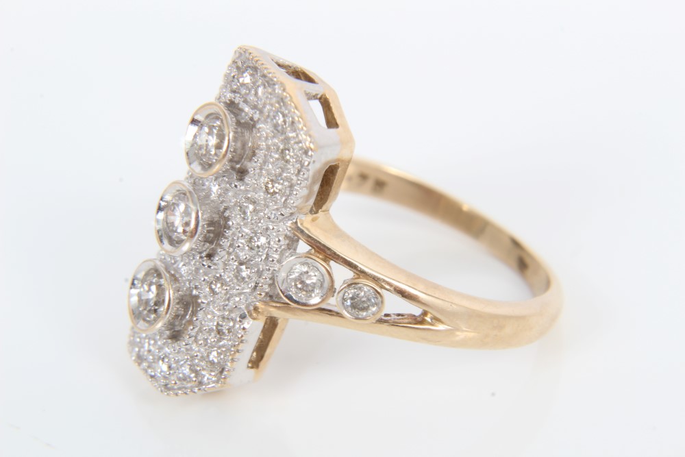 Art Deco-style diamond cocktail ring with three brilliant cut diamonds in rub-over setting, - Image 2 of 3