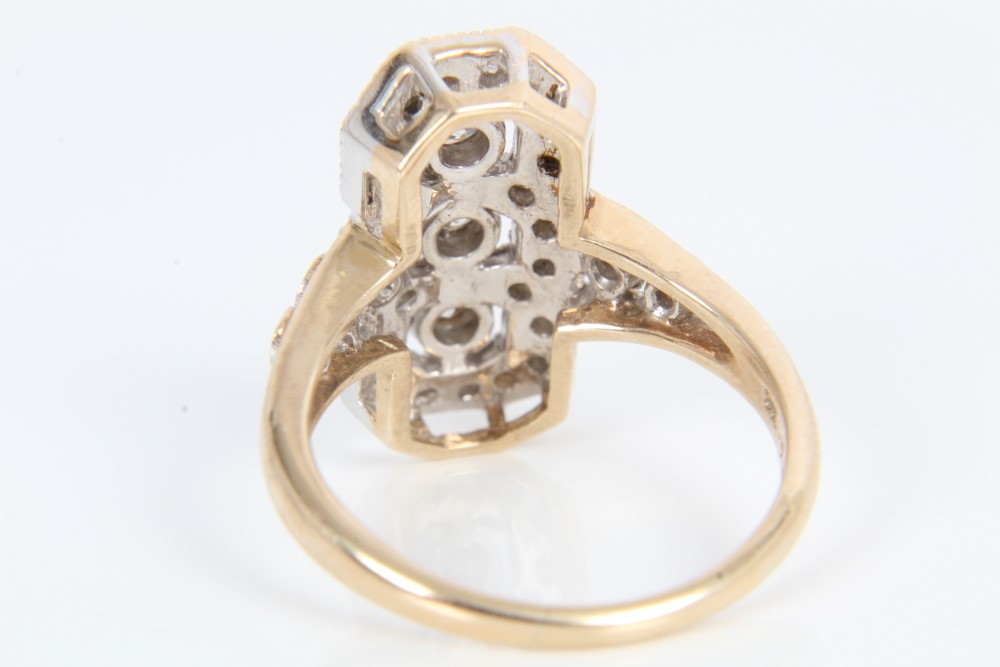 Art Deco-style diamond cocktail ring with three brilliant cut diamonds in rub-over setting, - Image 3 of 3