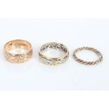 Rose gold (9ct) wedding ring with engraved decoration,