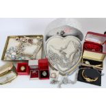 Vintage vanity case containing costume jewellery,