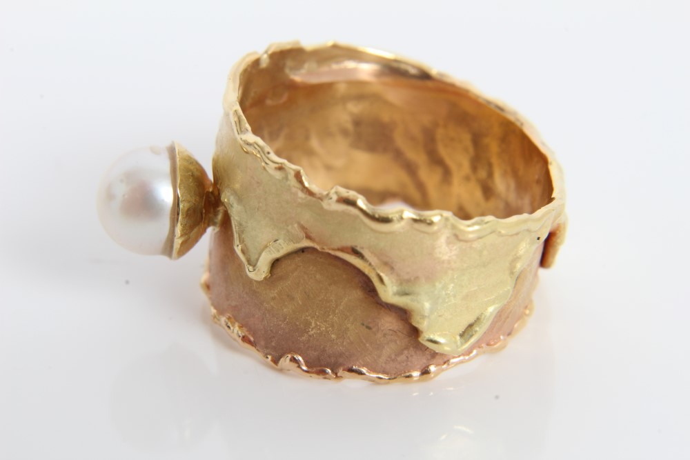 Two-colour yellow metal wide band ring set with a single cultured pearl. - Image 3 of 3