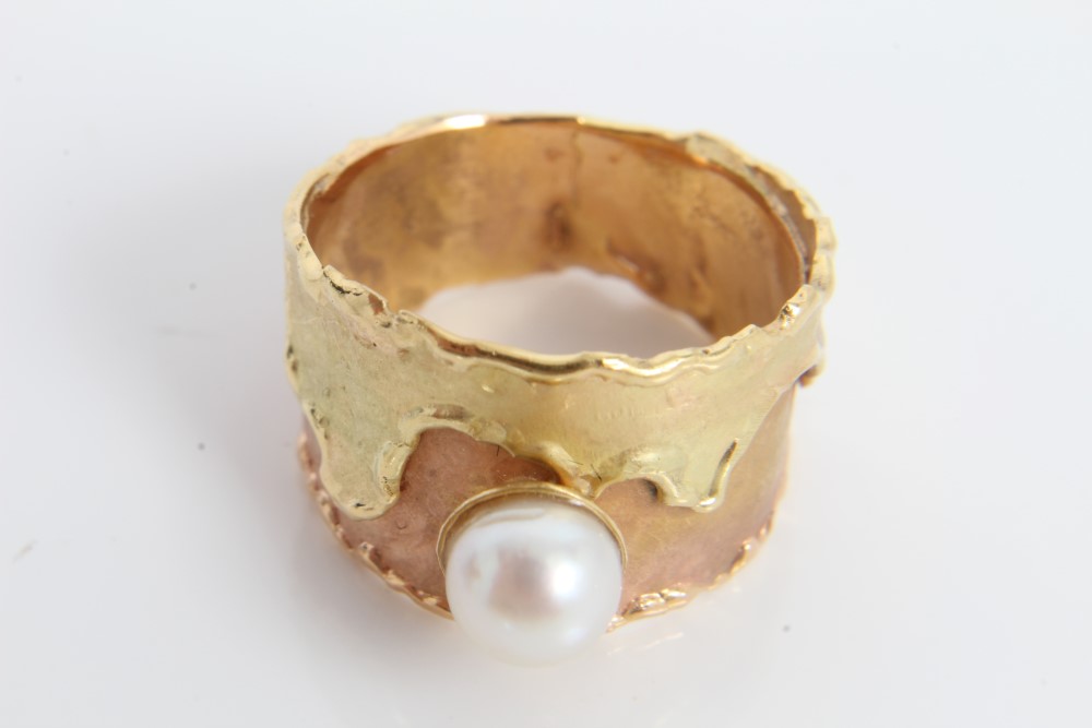 Two-colour yellow metal wide band ring set with a single cultured pearl. - Image 2 of 3