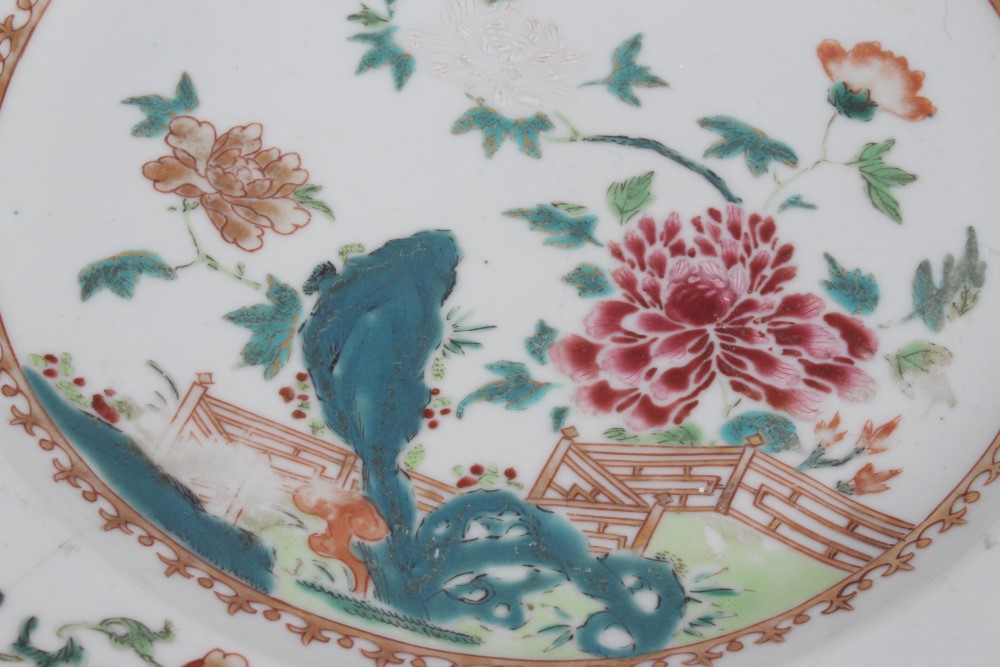 Set of four mid-18th century Chinese export famille rose plates painted with cockerels and flora - Bild 3 aus 8