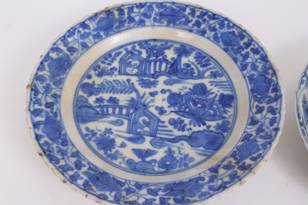16th century Chinese blue and white Kraak porcelain dish with bird and floral decoration, 20. - Image 6 of 12