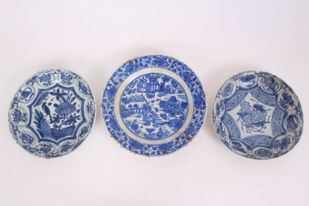 16th century Chinese blue and white Kraak porcelain dish with bird and floral decoration, 20.