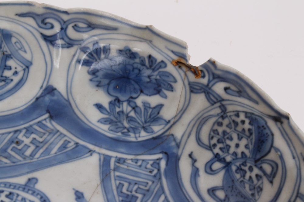 16th century Chinese blue and white Kraak porcelain dish with bird and floral decoration, 20. - Image 11 of 12