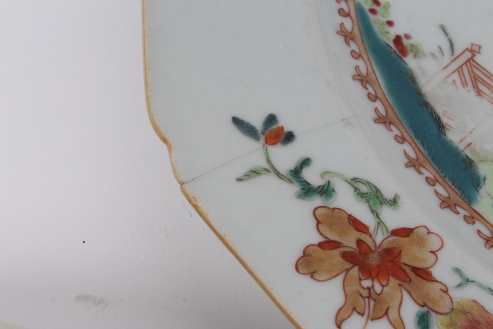 Set of four mid-18th century Chinese export famille rose plates painted with cockerels and flora - Bild 7 aus 8