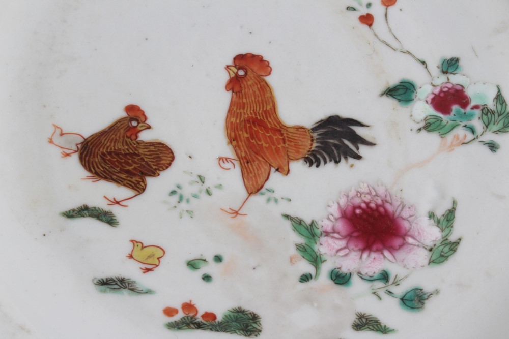 Set of four mid-18th century Chinese export famille rose plates painted with cockerels and flora - Bild 2 aus 8