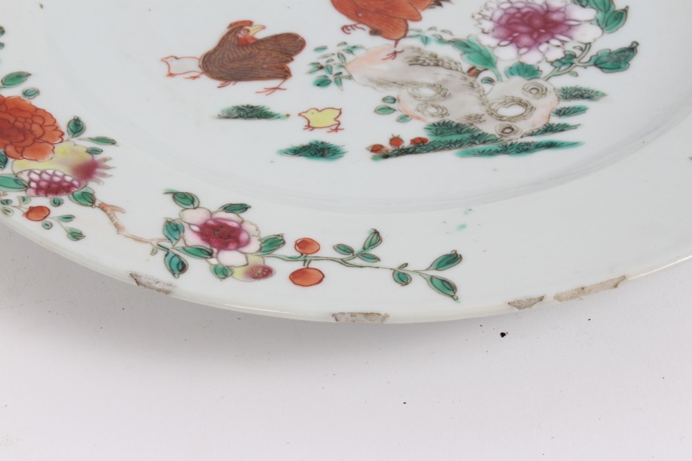 Set of four mid-18th century Chinese export famille rose plates painted with cockerels and flora - Bild 4 aus 8