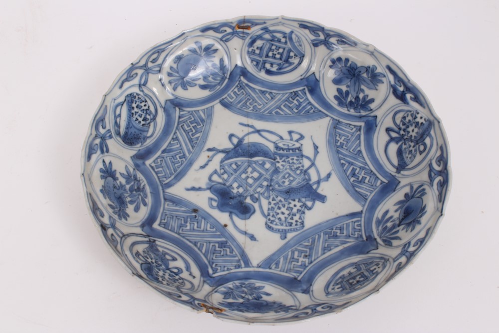 16th century Chinese blue and white Kraak porcelain dish with bird and floral decoration, 20. - Image 9 of 12
