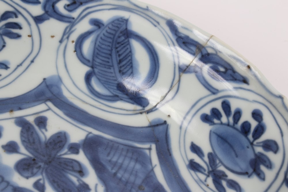 16th century Chinese blue and white Kraak porcelain dish with bird and floral decoration, 20. - Image 4 of 12