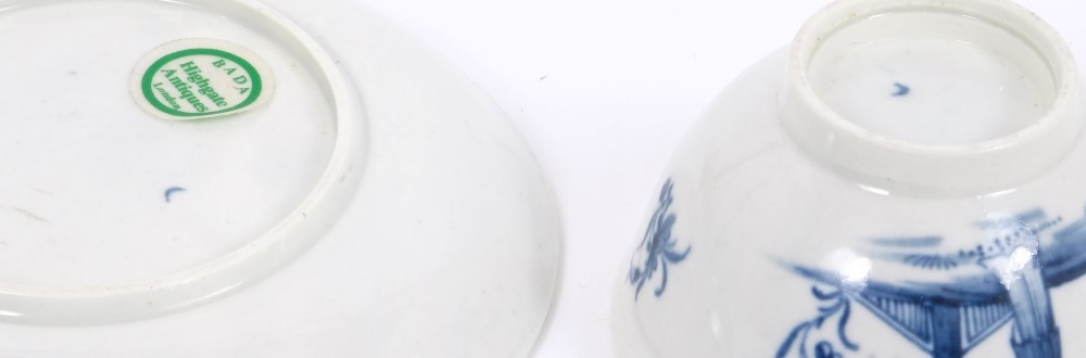 18th century Worcester blue and white Waiting Chinaman pattern small tea bowl and saucer, - Image 2 of 3