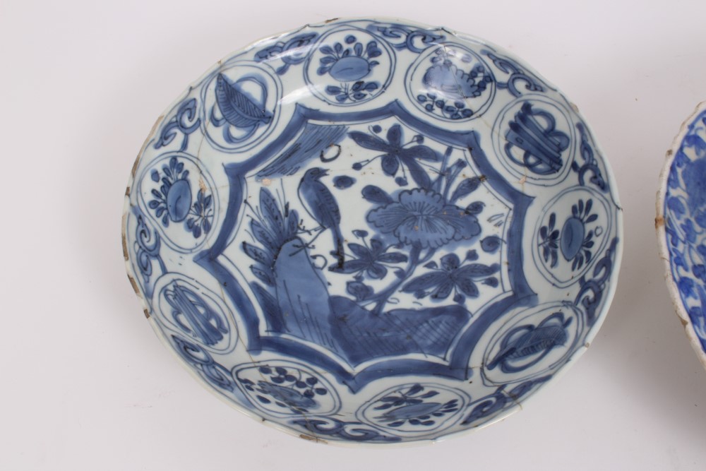 16th century Chinese blue and white Kraak porcelain dish with bird and floral decoration, 20. - Image 2 of 12