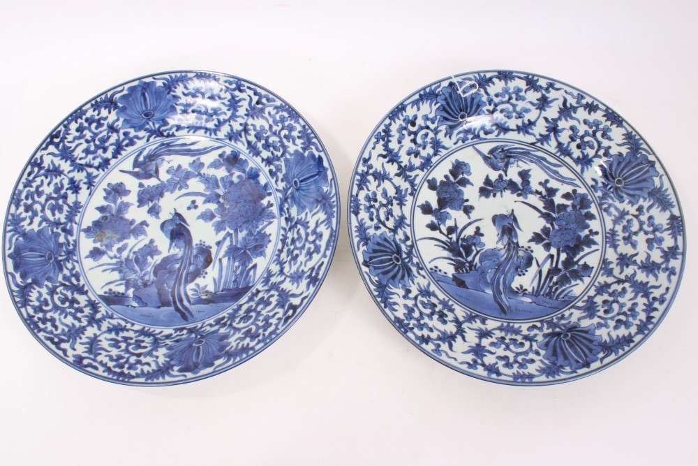 Fine pair late 17th century Japanese Arita blue and white chargers with Chinese-style painted - Image 2 of 14