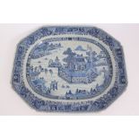 Late 18th century Chinese export blue and white octagonal ashet with painted building,