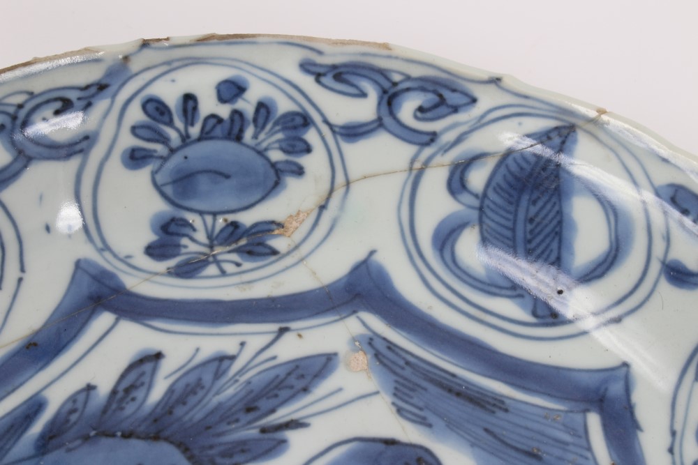 16th century Chinese blue and white Kraak porcelain dish with bird and floral decoration, 20. - Image 5 of 12