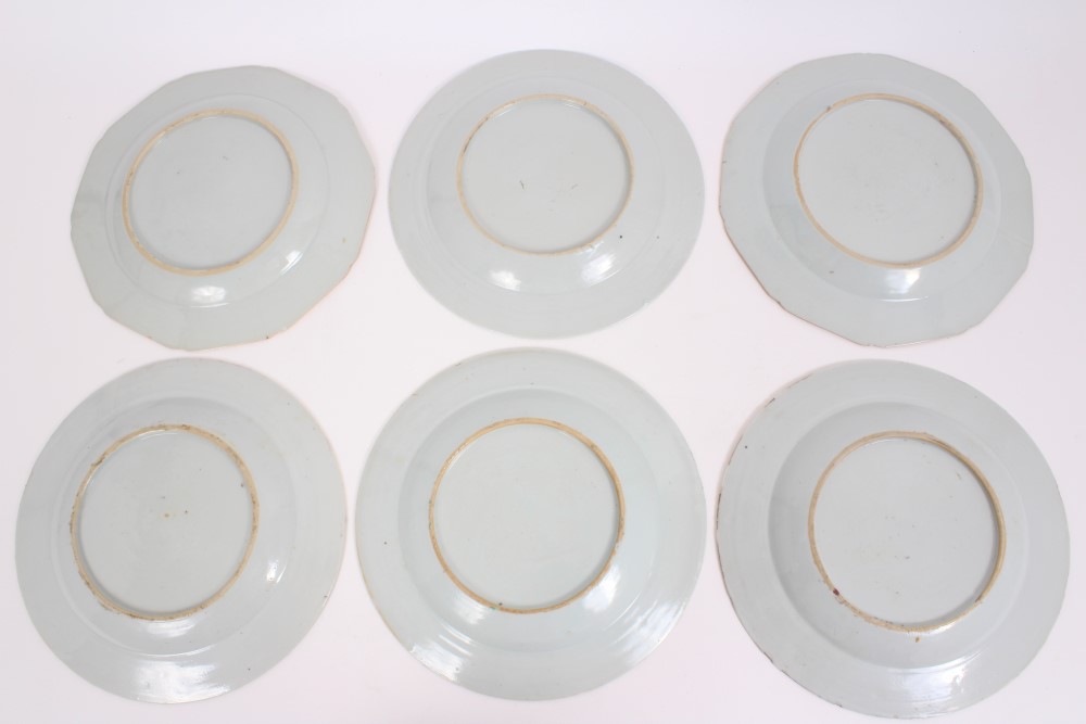 Set of four mid-18th century Chinese export famille rose plates painted with cockerels and flora - Bild 8 aus 8