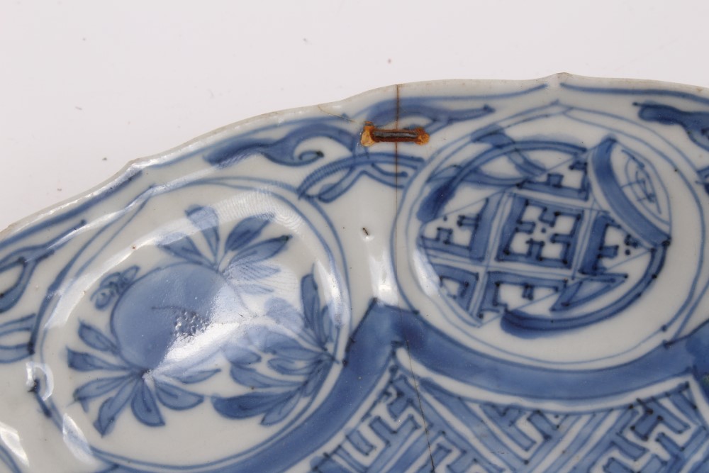 16th century Chinese blue and white Kraak porcelain dish with bird and floral decoration, 20. - Image 10 of 12