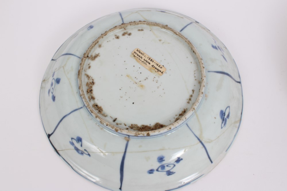 16th century Chinese blue and white Kraak porcelain dish with bird and floral decoration, 20. - Image 3 of 12