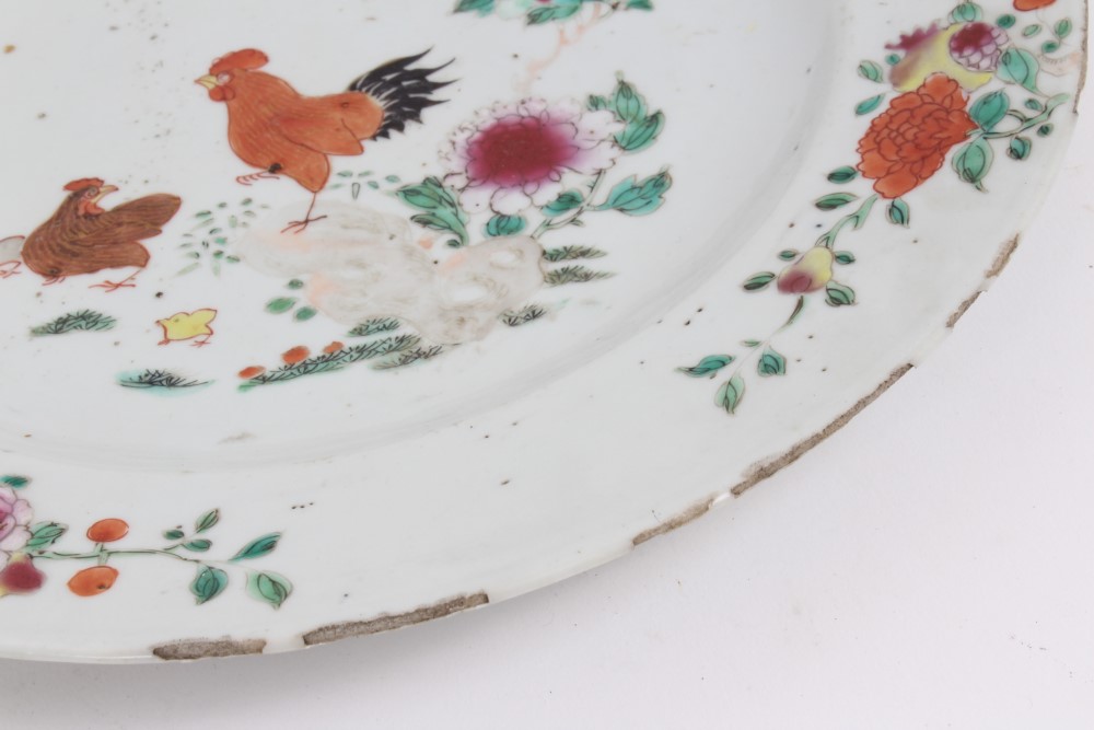 Set of four mid-18th century Chinese export famille rose plates painted with cockerels and flora - Bild 5 aus 8