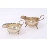 Edwardian silver sauce boat (Birmingham 1905) raised on reeded cabriole legs,