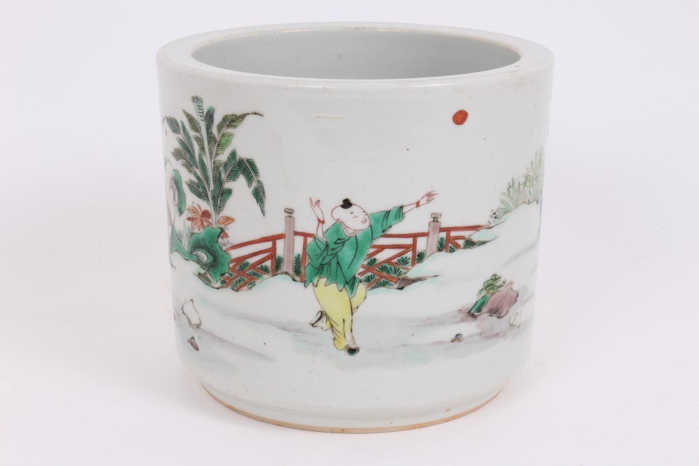19th / 20th century Chinese famille verte cylindrical brush pot with painted figure decoration in - Image 4 of 7