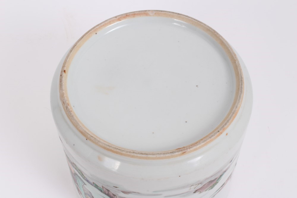 19th / 20th century Chinese famille verte cylindrical brush pot with painted figure decoration in - Image 6 of 7