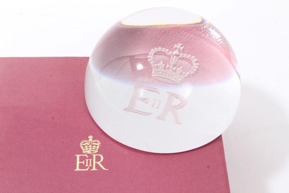 HM Queen Elizabeth II - Royal Presentation paperweight, retailed by Thomas Goode & Co. - Image 3 of 3