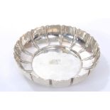 Edwardian silver dish of circular form, with fluted decoration (London 1904), Joseph Heming & Co.