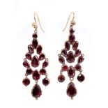 Pair George III garnet pendant earrings, each with articulated drops,