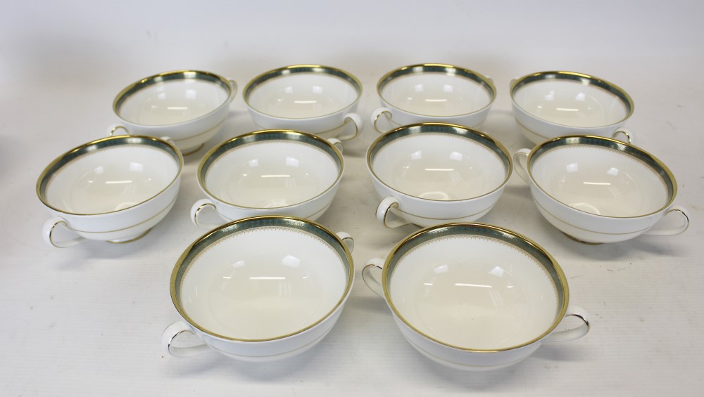 Royal Doulton Clarendon H4993 dinner service with gilt rim and green border (80 pieces) - Image 2 of 4