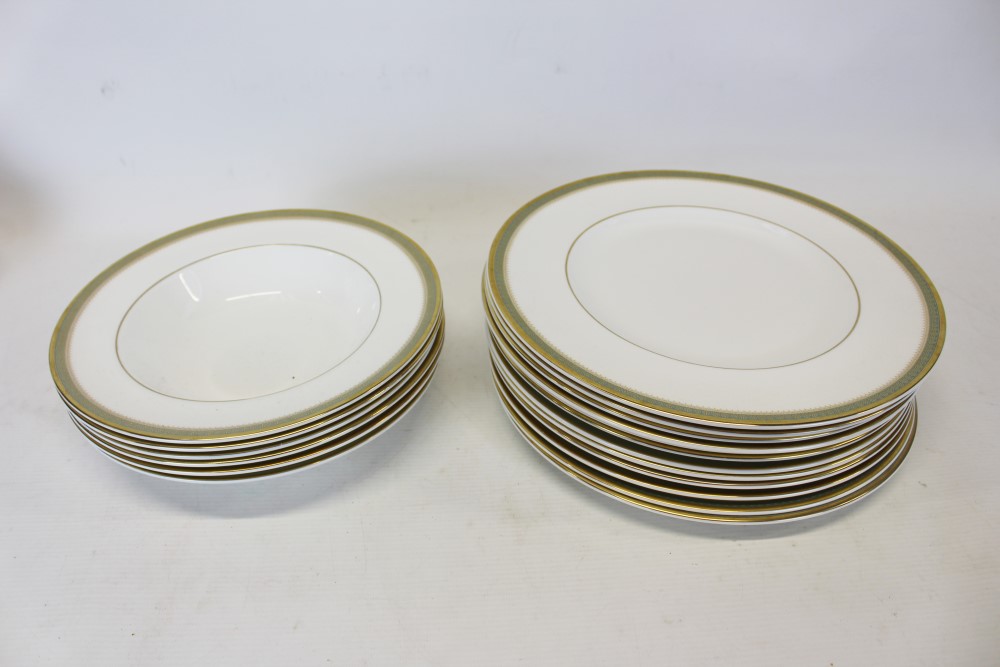 Royal Doulton Clarendon H4993 dinner service with gilt rim and green border (80 pieces) - Image 4 of 4