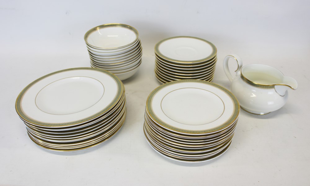 Royal Doulton Clarendon H4993 dinner service with gilt rim and green border (80 pieces) - Image 3 of 4