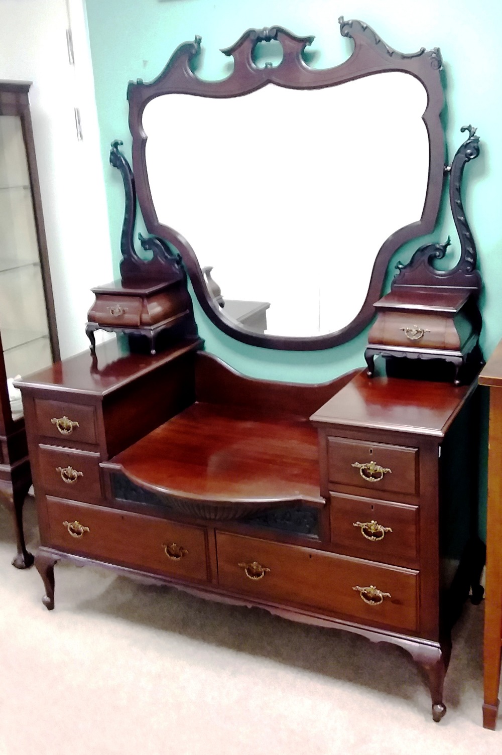 Late Vict Mahogany Dressing Table with Cabriole Leg