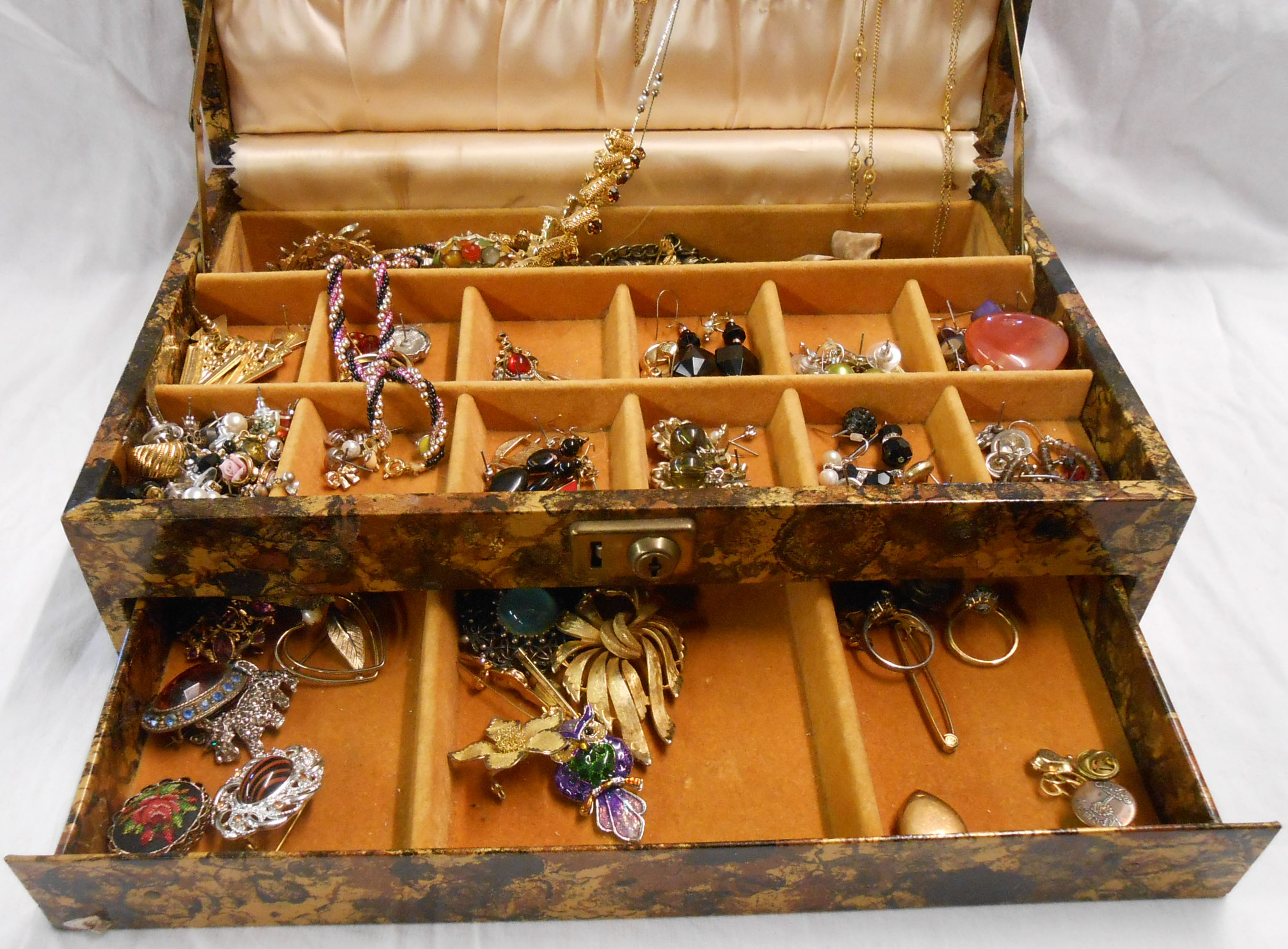 A concertina jewellery box containing a quantity of assorted costume jewellery