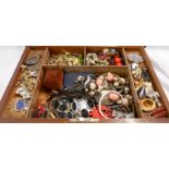 A modern Sorrento ware fitted lift-top box containing a quantity of assorted costume jewellery