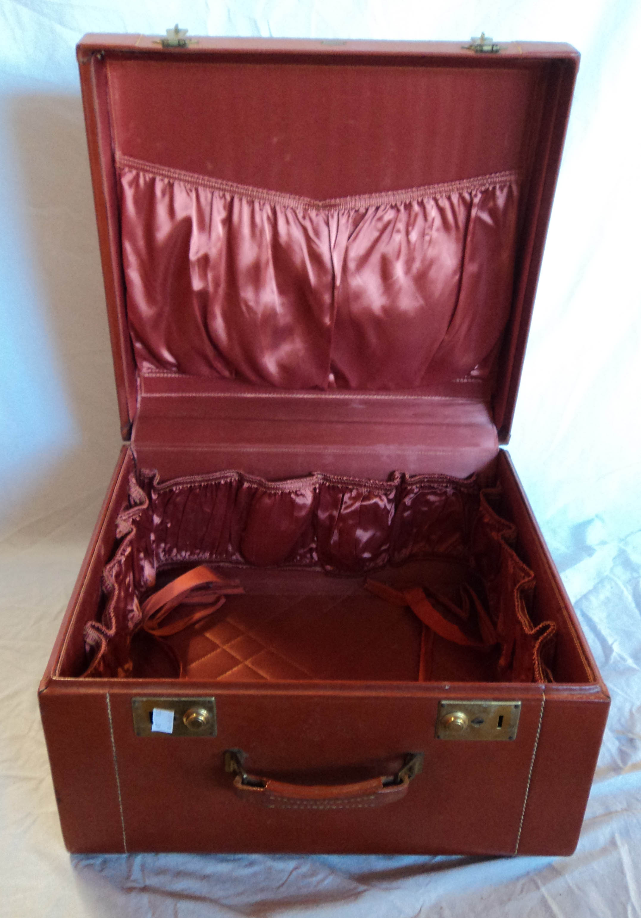 A 1950's American Tower brand red and brown vanity case and vanity case, both with Cunard White Star - Image 5 of 5