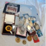 A collection of modern coinage, including commemorative Crowns, Scottish £2s, and a Franklin Mint