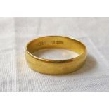 A marked 18ct. yellow metal wedding band