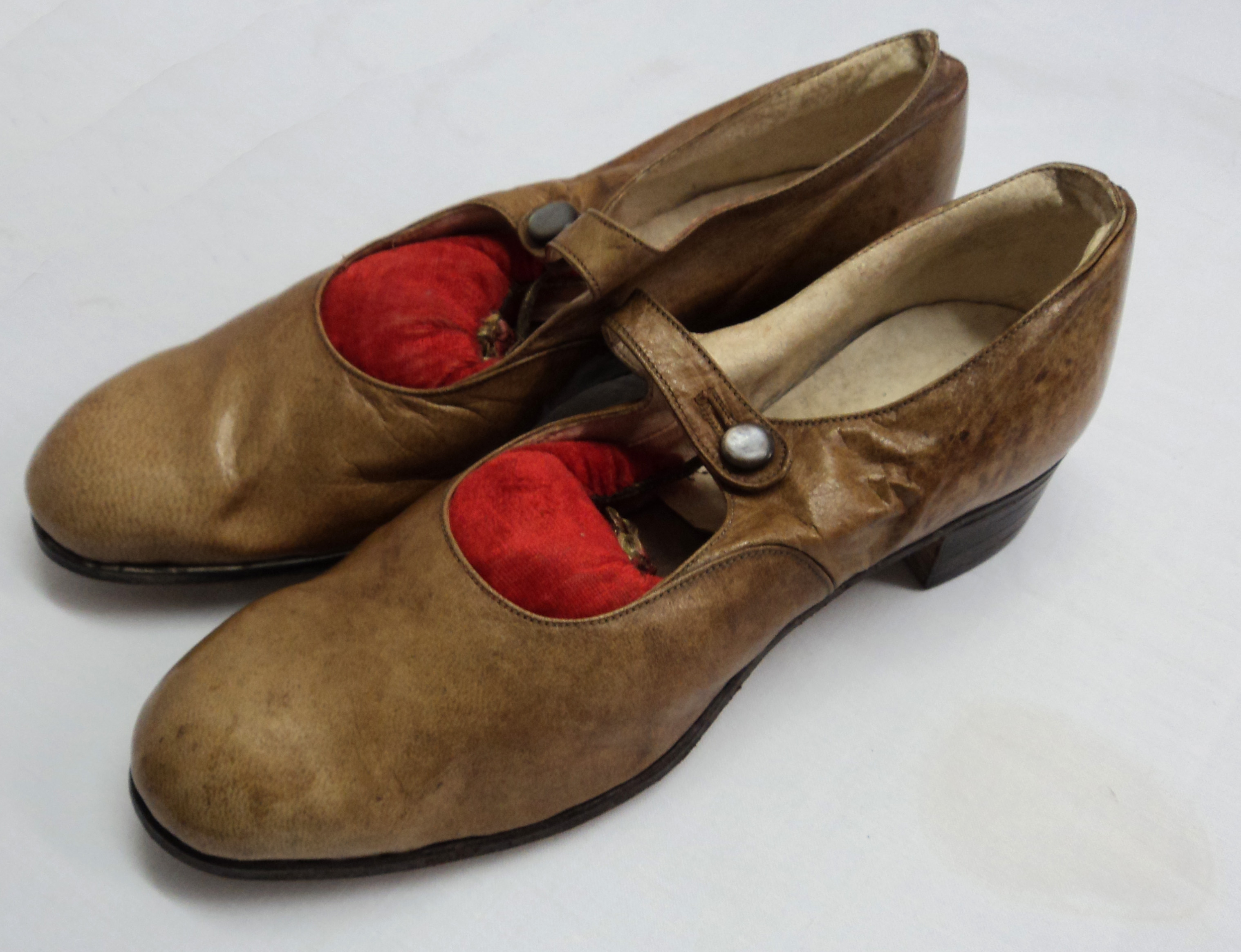 A collection of vintage ladies decorative evening shoes including leather Mary Janes, etc. - Image 2 of 13