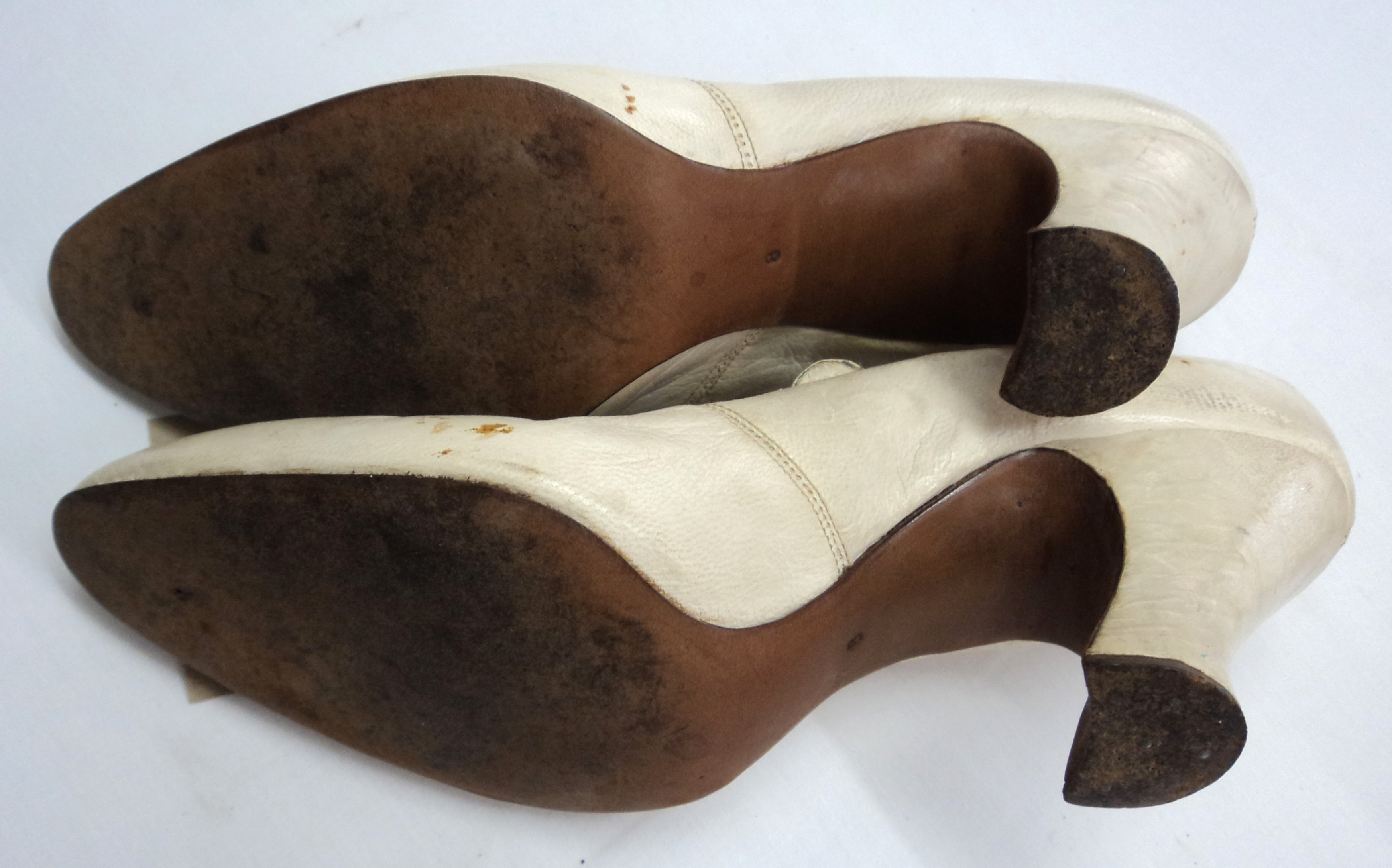 A collection of vintage ladies decorative evening shoes including leather Mary Janes, etc. - Image 5 of 13