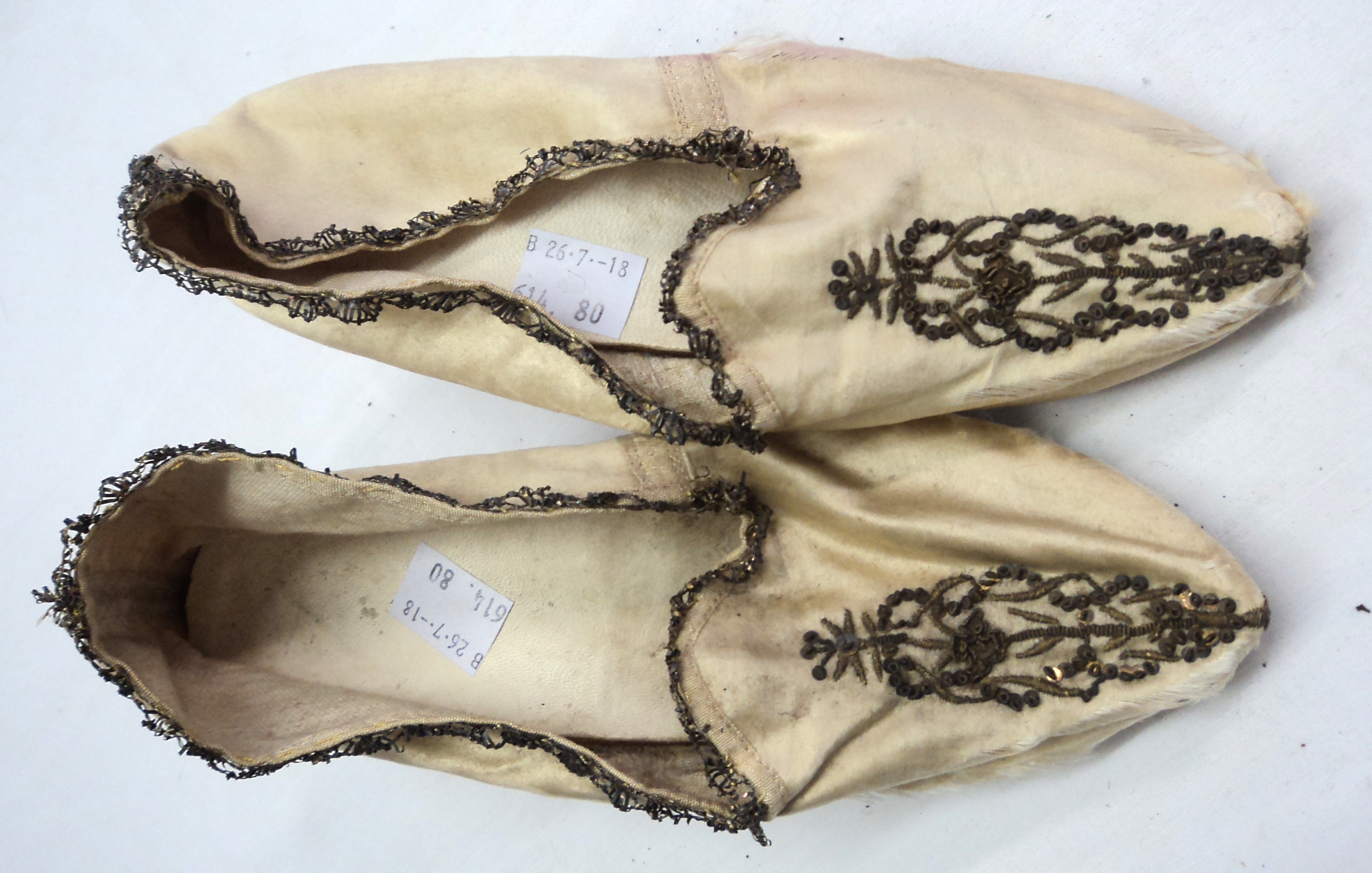 A collection of vintage ladies decorative evening shoes including leather Mary Janes, etc. - Image 12 of 13