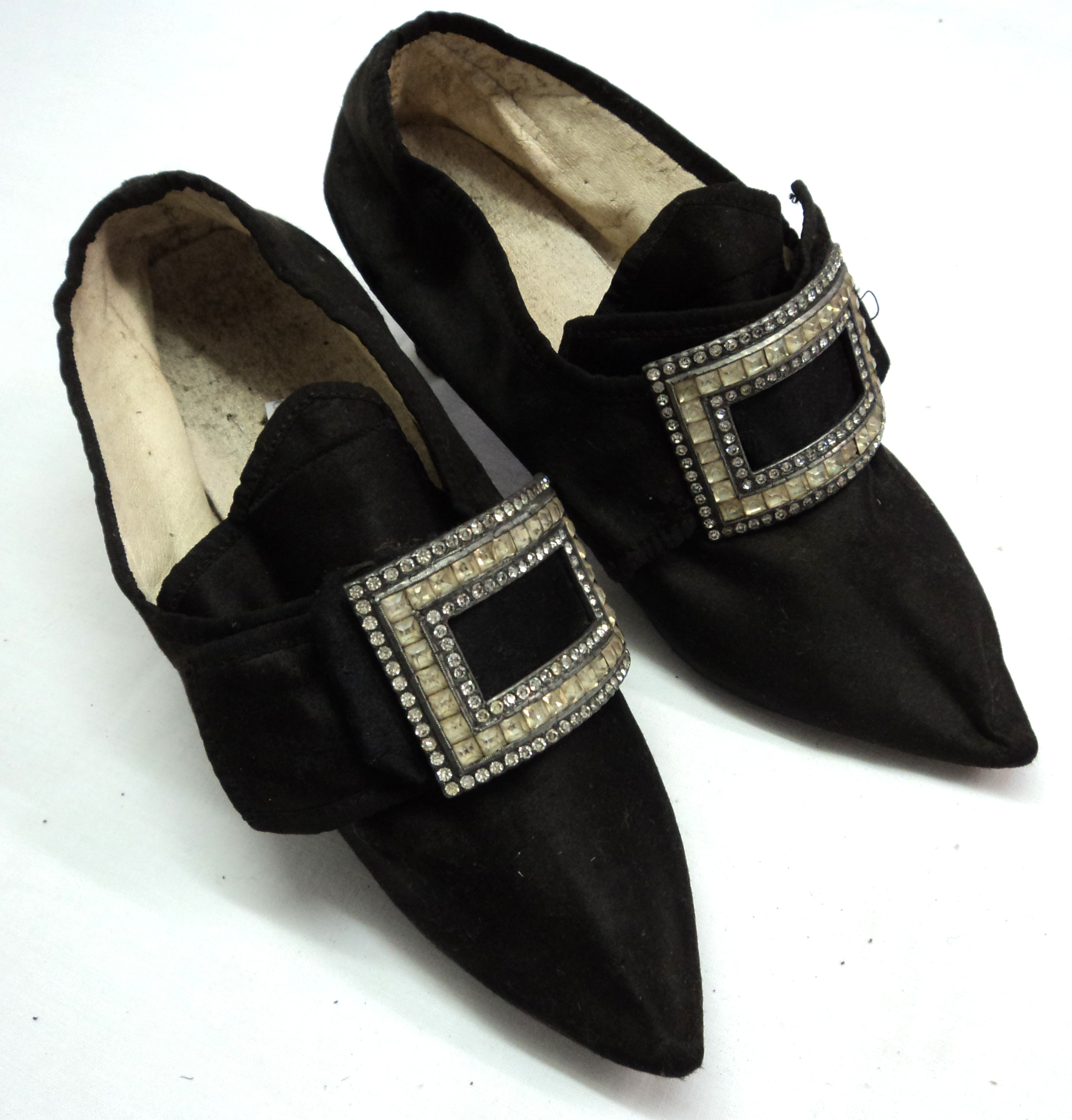 A collection of vintage ladies decorative evening shoes including leather Mary Janes, etc. - Image 8 of 13