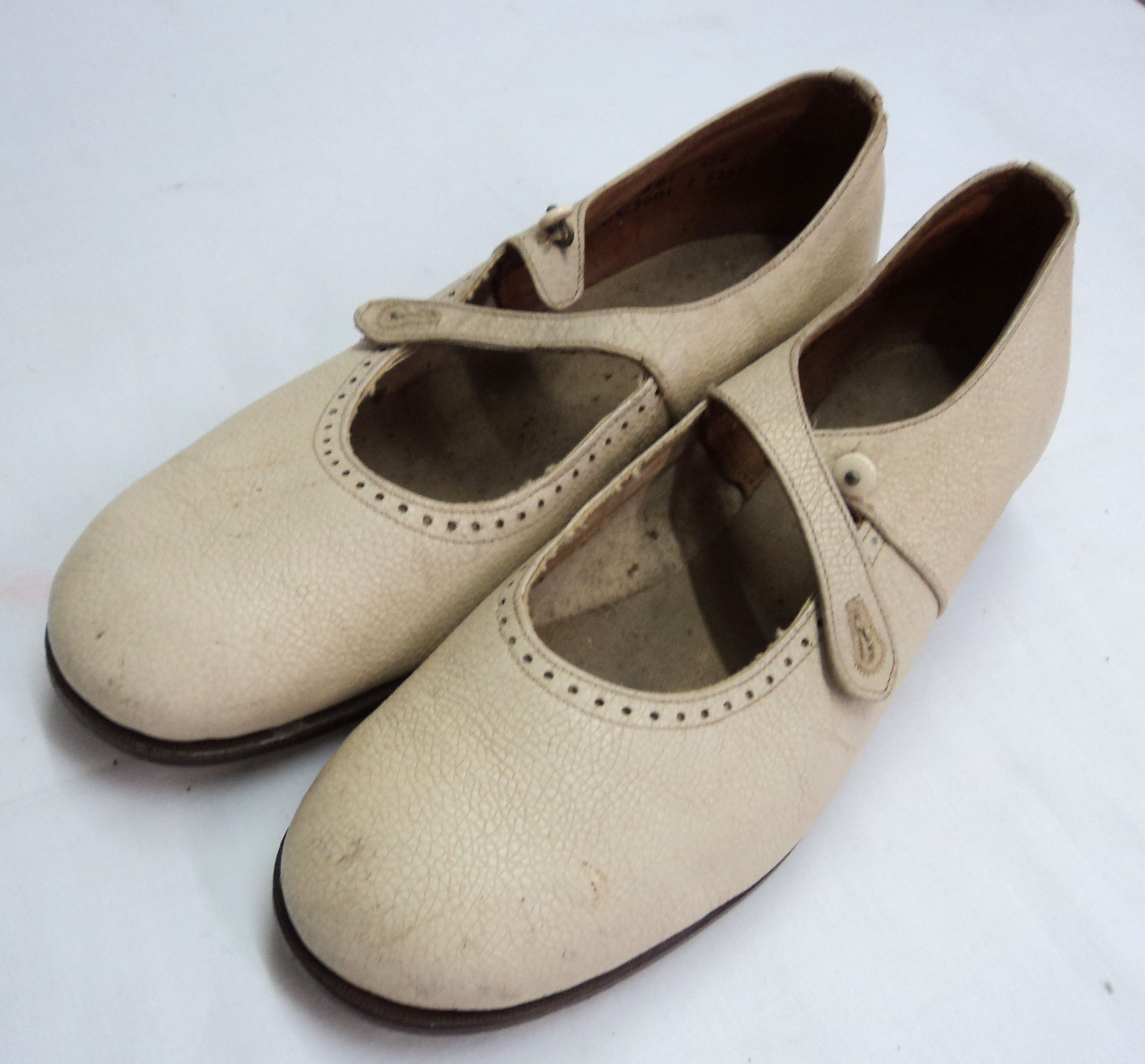 A collection of vintage ladies decorative evening shoes including leather Mary Janes, etc. - Image 6 of 13