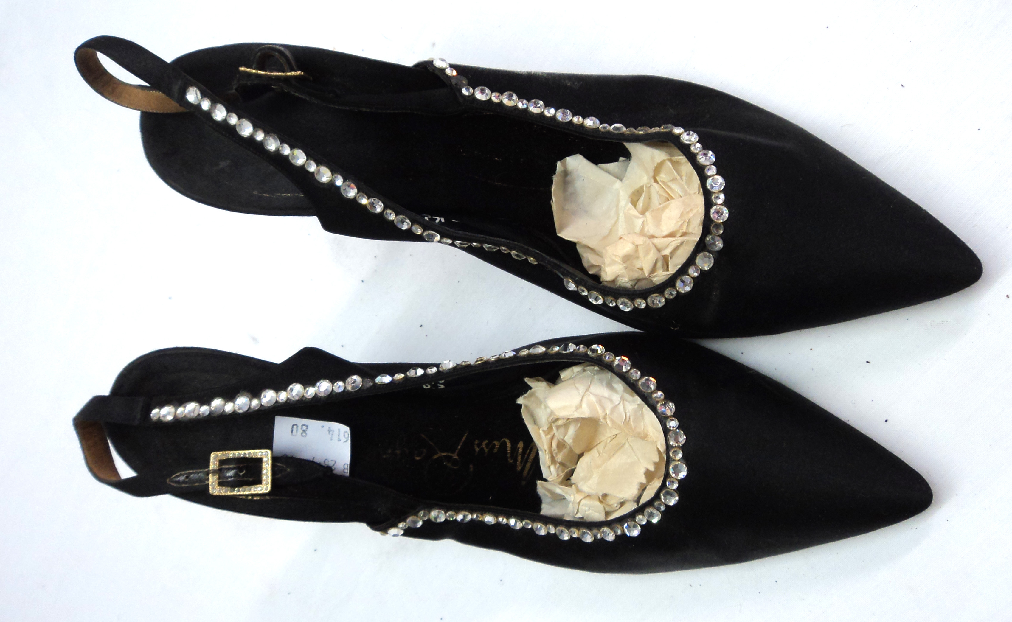 A collection of vintage ladies decorative evening shoes including leather Mary Janes, etc. - Image 10 of 13