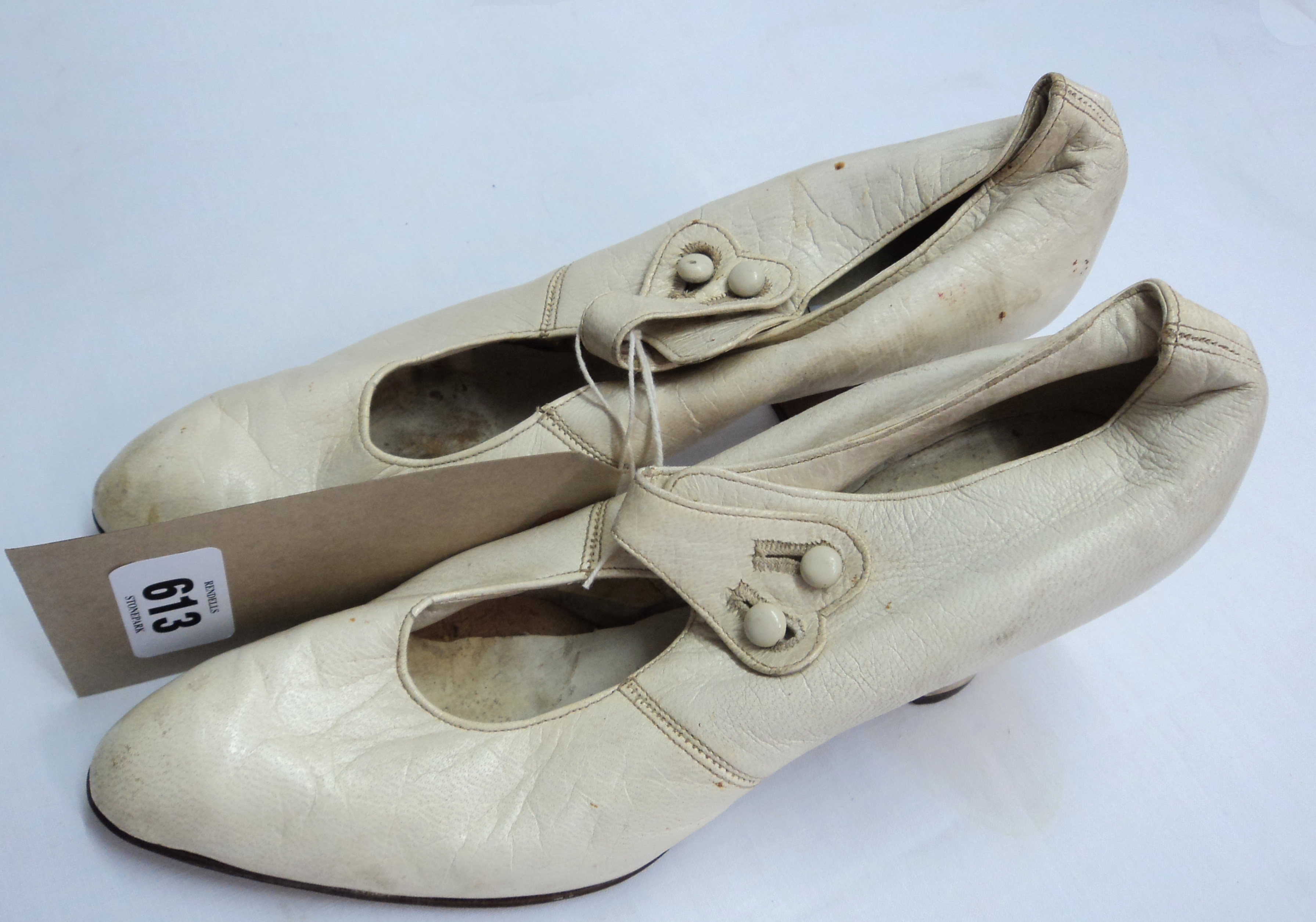 A collection of vintage ladies decorative evening shoes including leather Mary Janes, etc. - Image 4 of 13