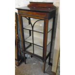 A 23" Edwardian mahogany and strung display cabinet with low raised back and material lined shelves,